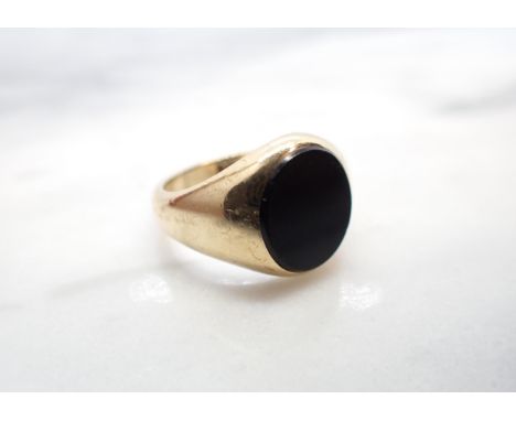 A 9ct gold Signet Ring set oval black onyx, ring size N, approx 6.50gms 