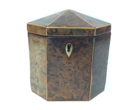 A George III burr yew-wood Tea Caddy of octagonal form with a hinge lid and boxwood lines, with key. 12x10x13cm (B)