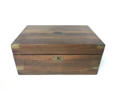 Walnut drawing box, with a collection of vintage keys. 35x24x15cm.