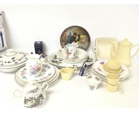 A collection of various ceramic dinnerware and tea set pieces including plates, cups, bowls etc from Royal Doulton, Royal Wor