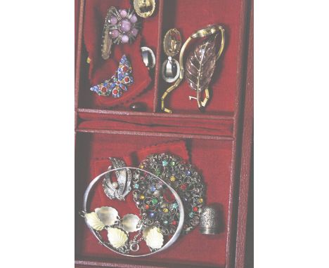 A small quantity of costume jewellery, a "pearl" necklace, a Citizen wristwatch and a silver cased pocket watch.