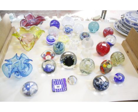 A quantity of assorted paperweights to include Selkirk, Caithness, Mdina and Kosta Boda and other items of glass