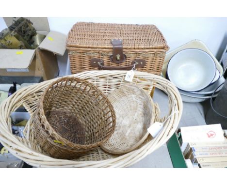 Baskets and hamper baskets 