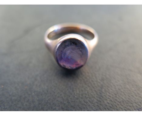 A 15ct yellow gold Signet ring with amethyst seal to top - approx weight 4.8 grams - ring size N/O - light usage wear 