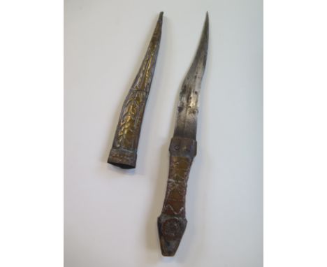 An Eastern dagger with a shaped blade and scabbard - Length 35cm 