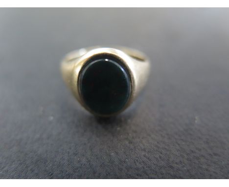 A 9ct gold bloodstone set signet ring size I/J - approx weight 3.2 grams - light scratches, usage wear 