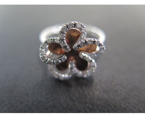 A 9ct white gold and rose gold flower ring size N - approx weight 1.8 grams - some light scratches, usage wear 