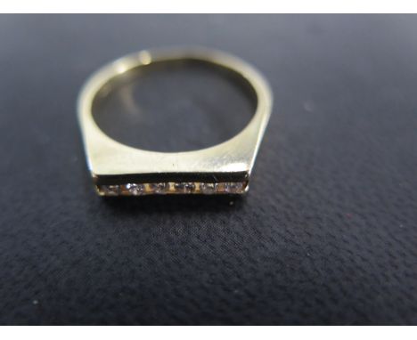 An 18ct yellow gold six stone diamond ring size P/Q - approx weight 3.1 grams - light surface scratches, usage wear 