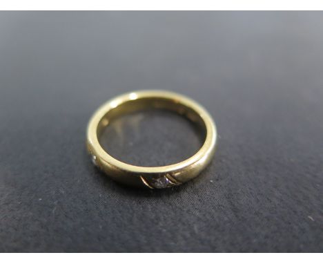 An 18ct yellow gold and diamond ring size I/J - approx weight 3.3 grams - light surface scratches, usage wear 