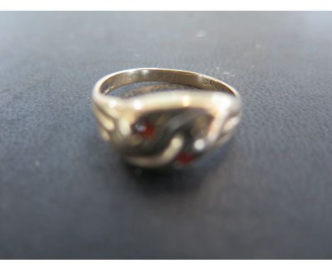 A 9ct gold double headed snake ring set with garnets - ring size S/T - approx weight 3.4 grams - light scratches, usage wear 