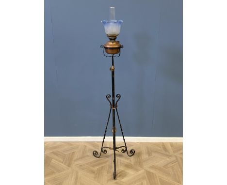 A decorative Arts and Crafts wrought iron and copper telescopic oil lamp, with a glass chimney and etched glass shade, 51 x 5