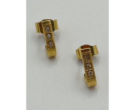 Pair of 18ct gold earrings, 3g. Estimate: £100-120