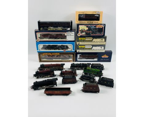 A collection of approximately 20 boxed and unboxed trains, carriages and tenders to include: Hornby, Graham Farish, Wrenn Rai
