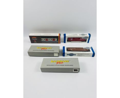 Five various boxed Bachmann carriages to include: 'HO' 50' Steel Reefer, 'HO' 50' Plug-door box car; London underground S sto