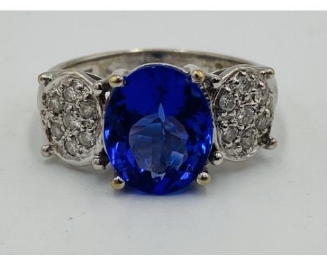 18ct white gold and tanzanite ring, set with diamonds to the shoulders. Estimate: £600-650