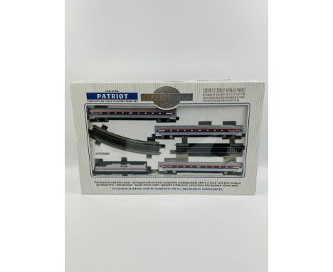 A Bachmann E-Z Track System Silver Series item #01104 Patriot complete HO scale electric train set, 61.5 x 39 x 12.5cms - box