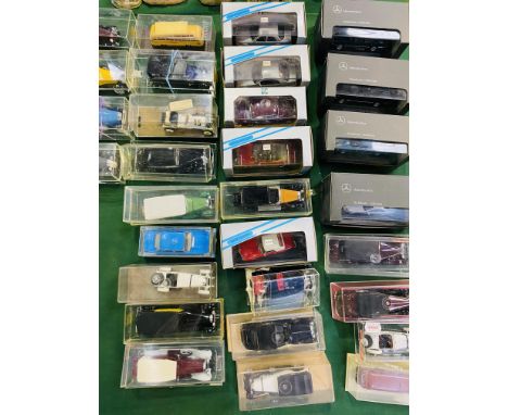 Quantity of boxed diecast model vehicles. Estimate £20-40.