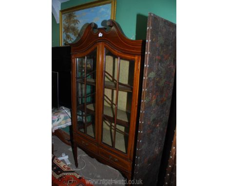 An elegant early 20th c. Mahogany Vitrine/China display Cabinet having light and darkwood stringing, the pair of eight pane g