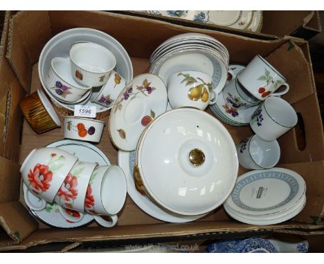 A quantity of china including Royal Worcester 'Poppies', 'Evesham Vale', gold lustre, Doulton 'Counterpoint' dinner ware etc.
