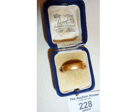 22ct gold band in antique ring box, approx UK ring size R and weight 4.5gms