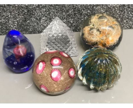 Total of 5 glass paperweights includes 2x Caithness