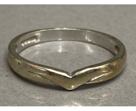 9ct white gold shaped wishbone band ring - 1.9g, size N