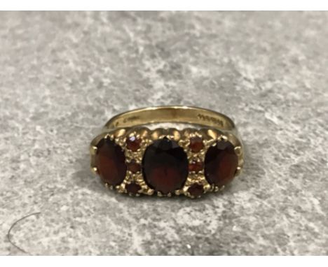 9ct yellow gold 3 stone garnet ring size p 4.6g gross