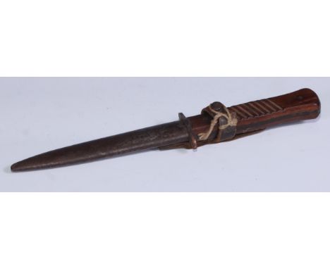 Militaria - a World War I Imperial German grabendolch trench knife, 14.5cm blade, fluted two-piece grip, steel scabbard, 29cm