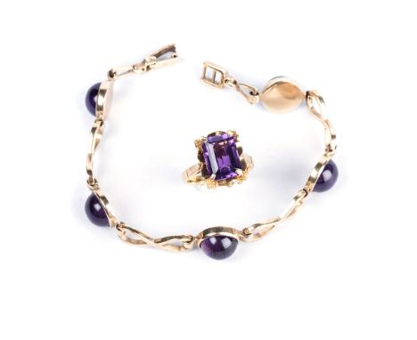 AN AMETHYST BRACELET composed of circular cabochon-cut amethyst’s, interspersed with infinity sign links, impressed 9k, appro