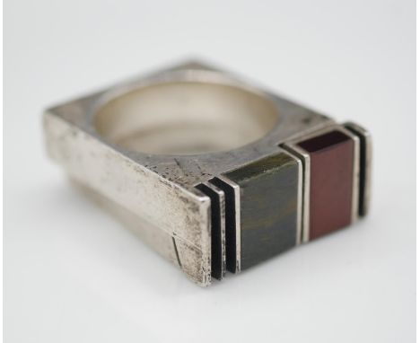 Joel Degen - A silver and tiger's eye interlocking abstract cocktail ring. Stamped JD, 925. Size R 