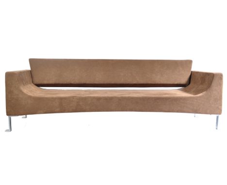 Duilio Forte - Antidiva - Mr Nilsson - A stunning contemporary three seat sofa settee having a curved and straight line form 