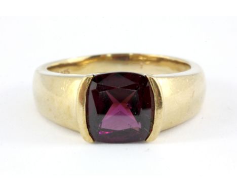 A heavy gentleman's 9ct yellow gold ring set with a cushion cut rodolite garnet, approx. 5g, (Q.5).