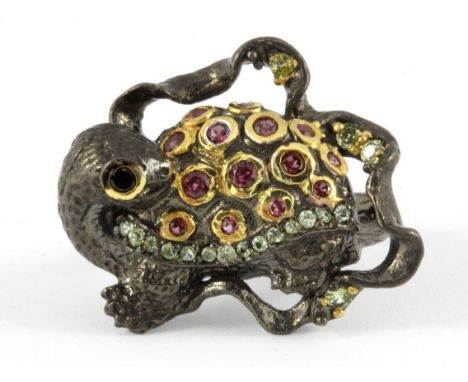 A Hana Maae designer 925 silver gilt turtle shaped ring set with rodolite garnet, peridot and other stones, (O).