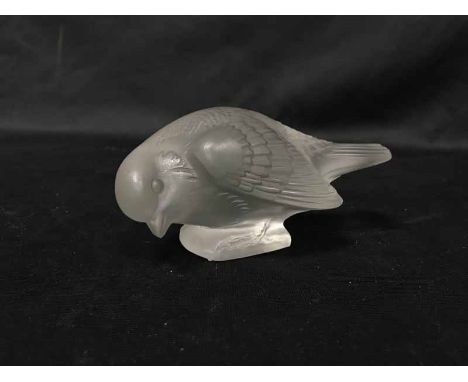 OPAQUE GLASS MODEL OF A BIRD