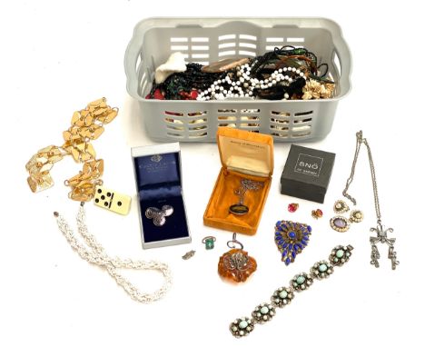A mixed lot of jewellery to include 925 silver and amber flower pendant; Czech gilt metal buckle; Celtic Lands enamel triskel