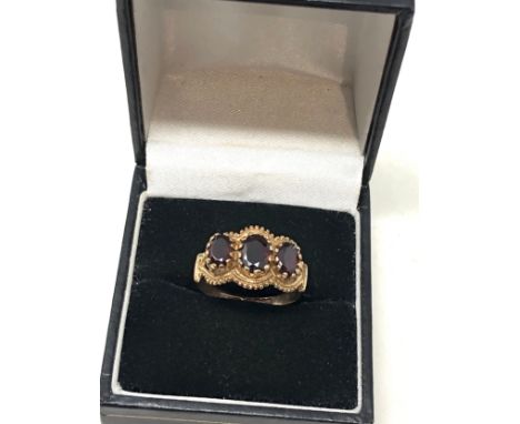 9ct gold vintage garnet trilogy ornate gypsy setting ring (3.1g) 