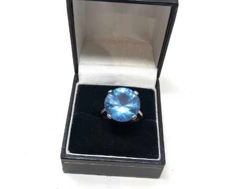 9ct gold &amp; silver vintage blue paste cocktail ring (5.2g) 