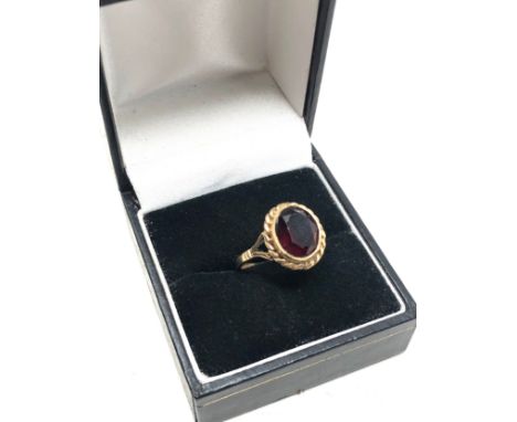 9ct gold vintage garnet rope bordered ring (2.9g) 