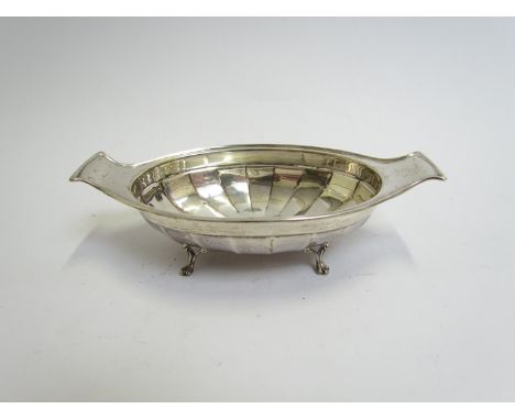 A Roberts and Belk silver twin handled sucrier, four footed base, Sheffield 1933, 72g