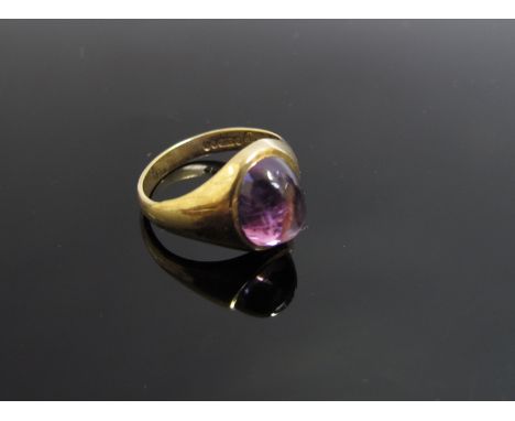 A gold amethyst cabochon ring, size J, 2.9g