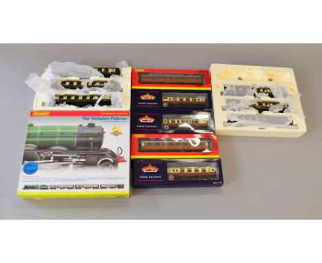 OO Gauge Hornby. R 2168 Yorkshire Pullman train pack, contains BR A3 loco "St Simon" & 3 Pullman coaches. Together with 6 x a