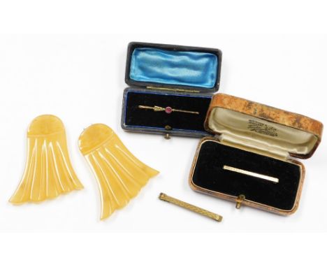 A small group of jewellery, to include a 9ct gold bar brooch set with ruby, 0.9g, one plated bar brooch, a 9ct gold bar brooc