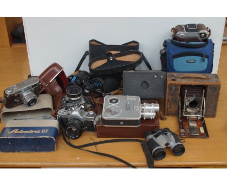 Large collection of vintage cameras &amp; equipment 