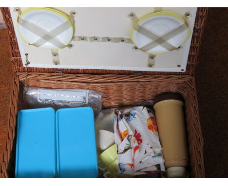 Vintage picnic hamper set 