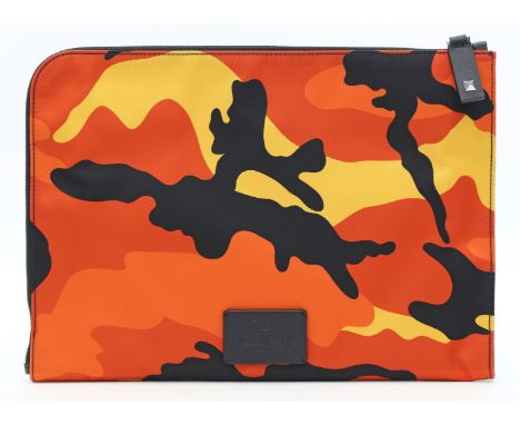 Laptoptasche/Clutch, Valentino Garavani. Clutch in Camouflage-Print, Orange und Blau. Logo-Patch auf der Frontseite aus Leder