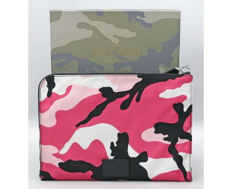 Laptoptasche/Clutch, Valentino Garavani. Clutch in Camouflage-Print, Rosa und Blau. Logo-Patch auf der Frontseite aus Leder, 