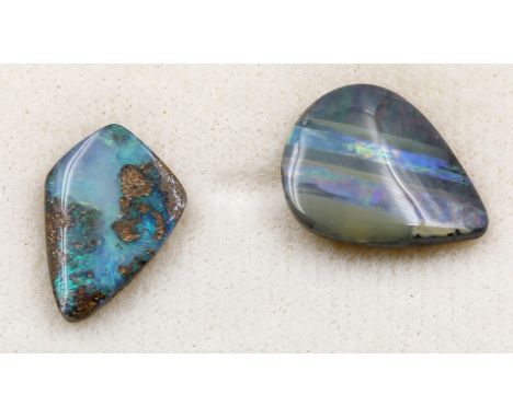 2 Boulder-Opale, zus. ca. 5,3 ct. Verschiedene Formen.