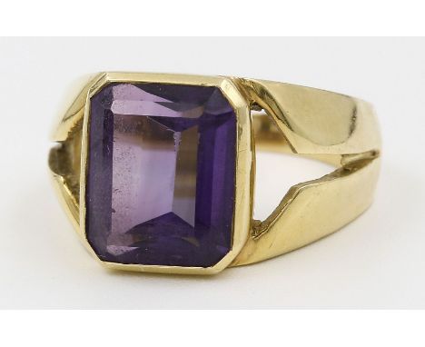 Ring. 18 kt. GG, geprüft, brutto 7,7 g. Besetzt mit achteckig facettiertem, qualitätvollen Amethyst (rückseitig l. best.), or