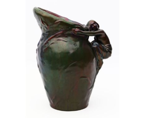 Jugendstil-Krug. Majolika mit irisiernder Oberfläche. Kopfform als Flussgott mit plastischem Griff in Form einer Nymphe. Bode