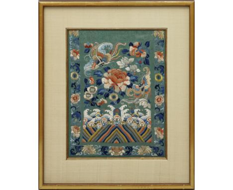 Chinesische Seidenstickerei. Schmetterlinge zwischen Blumen, Blumenranke. Teilstück. China, um 1900. 32x 24 cm. PP., R.